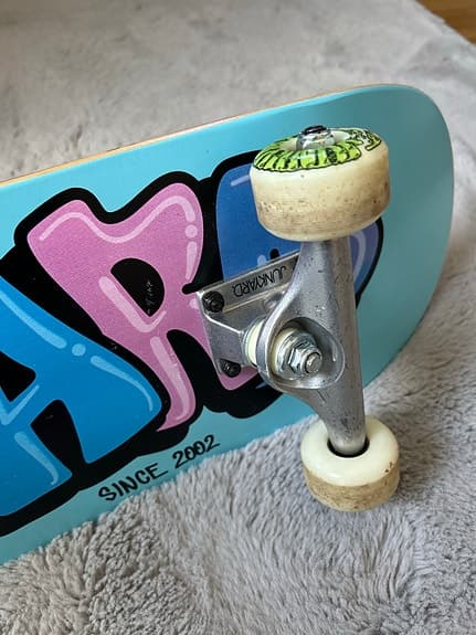Junkyard skateboard blå med färggrafik