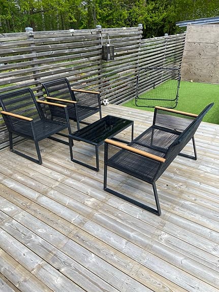 Svart loungegrupp ute med bord och stolar