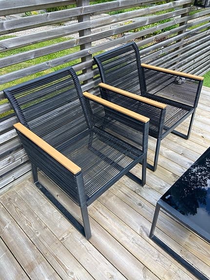 Svart loungegrupp ute med bord och stolar