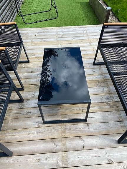 Svart loungegrupp ute med bord och stolar