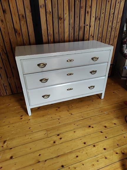 Charmig funkisbyrå från 30/40-talet med fantastiska originaldetaljer