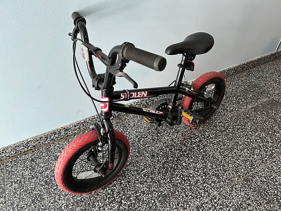 Stolen Agent 12 tum 2022 Freestyle BMX Cykel Svart/Röd