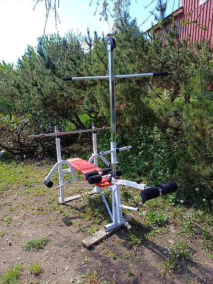 Träningsbänk med skivstångsställning och latsdrag