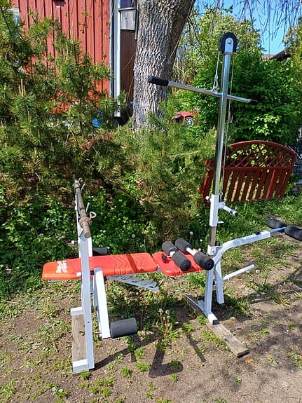 Träningsbänk med skivstångsställning och latsdrag