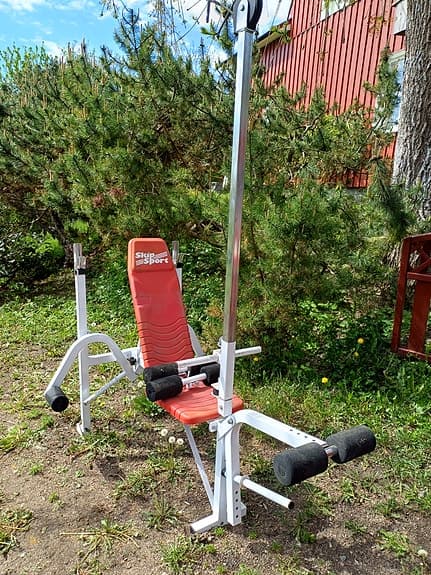 Träningsbänk med skivstångsställning och latsdrag