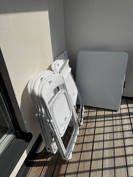 Vikbart bord och fällbara stolar i vitt