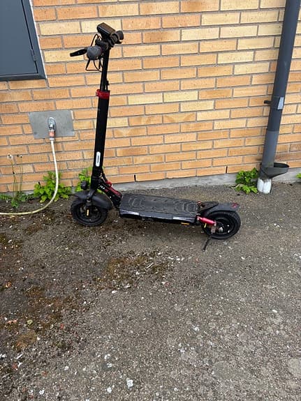 Svart elsparkcykel