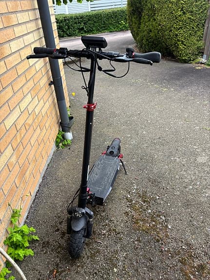 Svart elsparkcykel