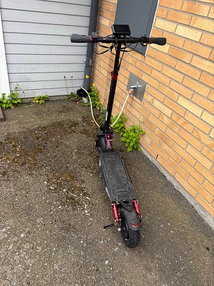 Svart elsparkcykel