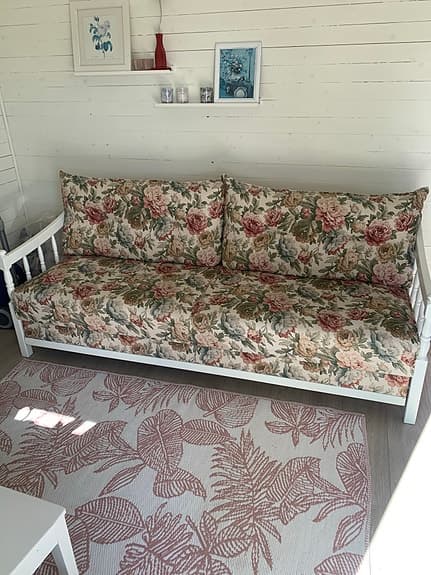 Lantlig bäddsoffa