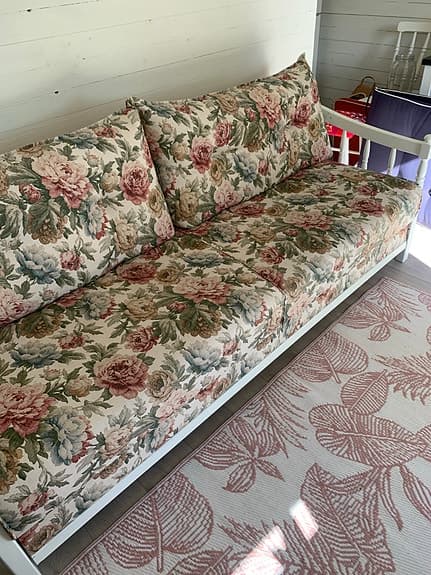 Lantlig bäddsoffa