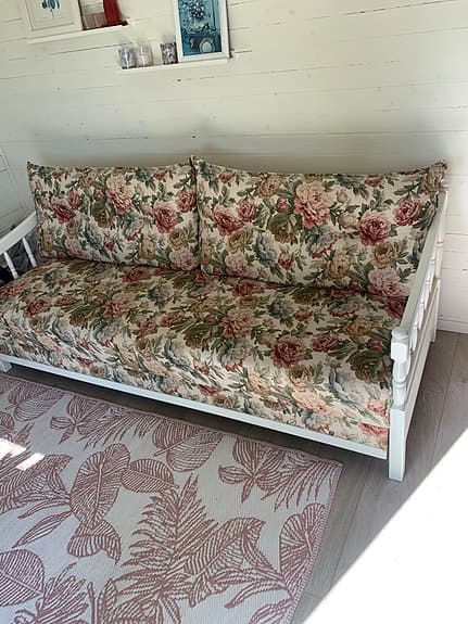 Lantlig bäddsoffa