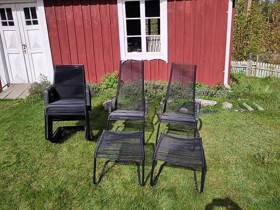 Svarta trädgårdsstolar och solstolar med fotpallar