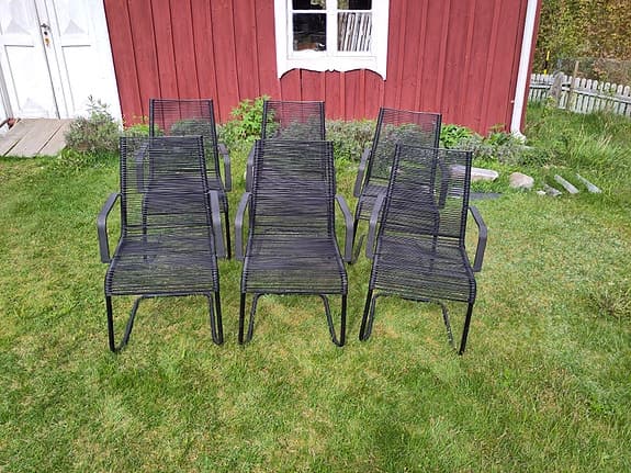 Svarta trädgårdsstolar och solstolar med fotpallar