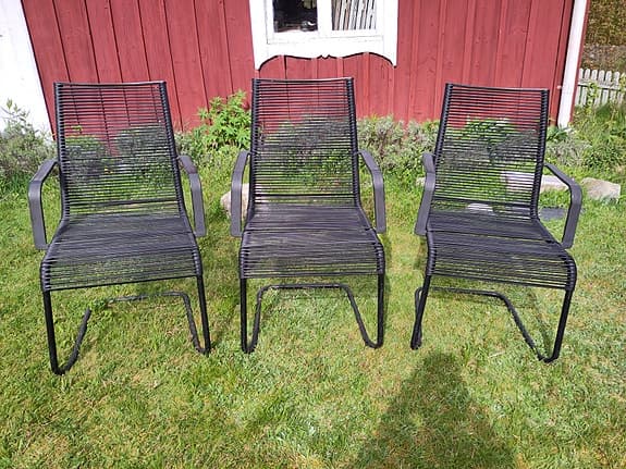 Svarta trädgårdsstolar och solstolar med fotpallar