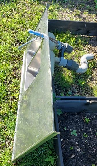 Rostfri diskbänk med dubbelho och blandare och avlopp
