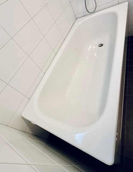 IFÖ Caribia 1600 Vit badkar med front till badrum