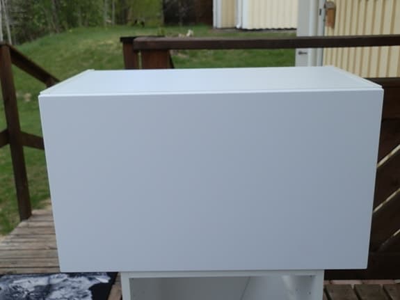 Vit väggmonterad skåpmodul med lucka