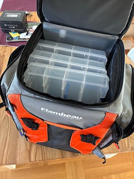 Flambeau fiskeryggsäck grå/orange betesboxar ingår.