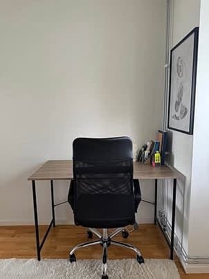 kontorsstol och skrivbord