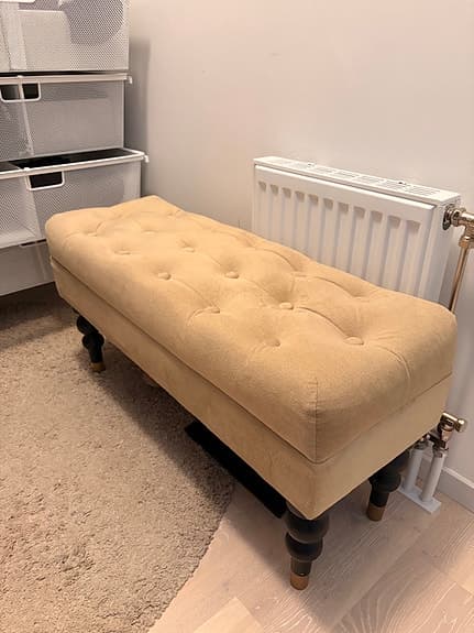 Beige bänk i sammet