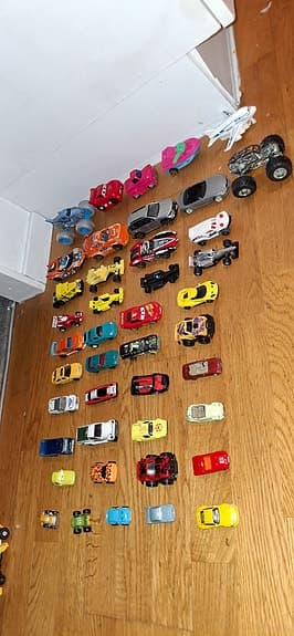 Samling leksaksbilar i metall och plast
