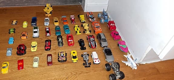 Samling leksaksbilar i metall och plast