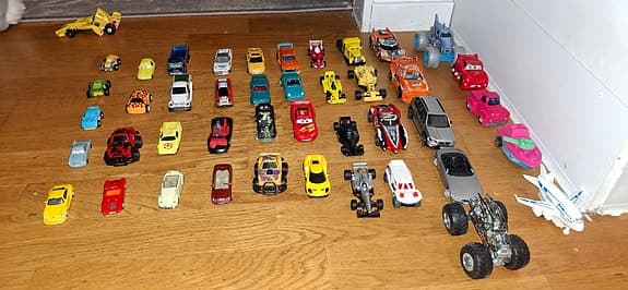 Samling leksaksbilar i metall och plast