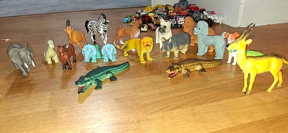 Samling plastdjur och leksaksbilar