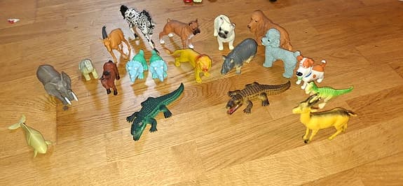 Samling plastdjur och leksaksbilar