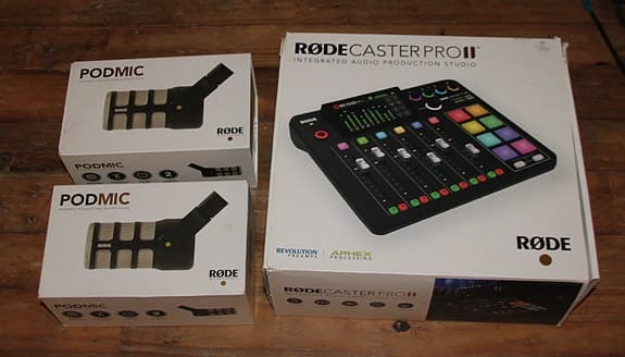 Røde Rodecaster Pro II mixer med PodMic-mikrofoner och tillbehör