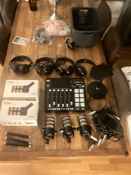 Røde Rodecaster Pro II mixer med PodMic-mikrofoner och tillbehör