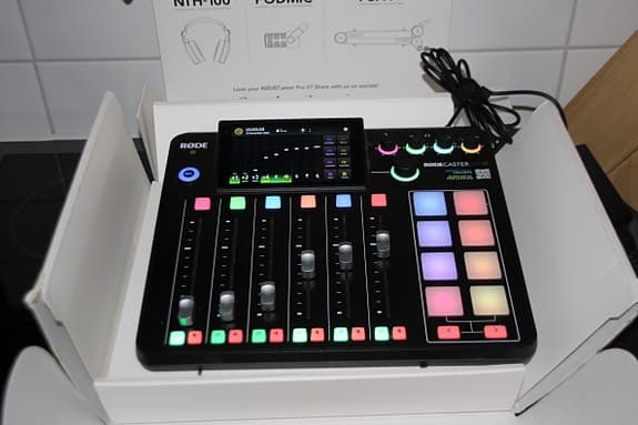 Røde Rodecaster Pro II mixer med PodMic-mikrofoner och tillbehör