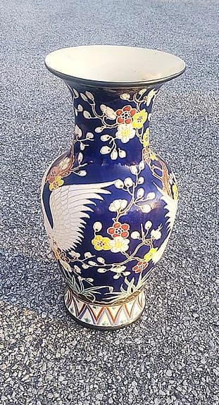 GOLVVAS Kina,1900-tal.Blå porslinsvas med fågel-och blommotiv-med leverans