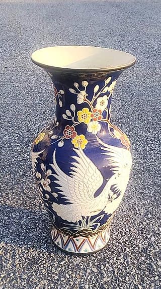 GOLVVAS Kina,1900-tal.Blå porslinsvas med fågel-och blommotiv-med leverans
