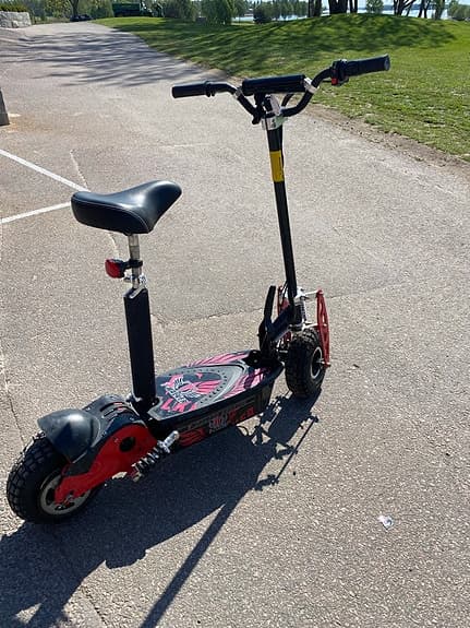 T-Walker elektrisk scooter svart/röd med sadel