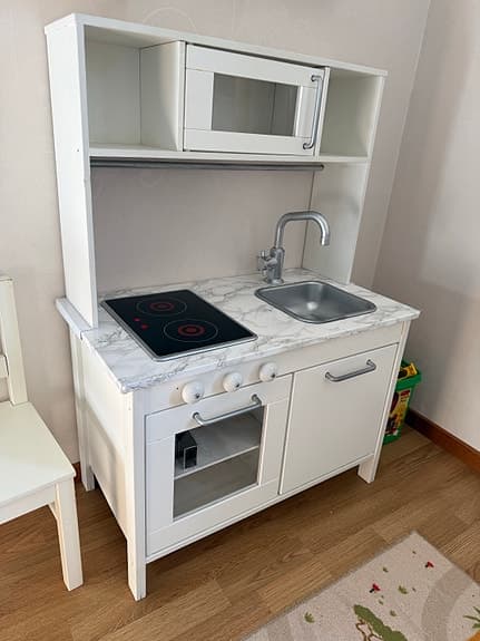 IKEA leksakskök med stolar + tillbehör