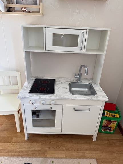 IKEA leksakskök med stolar + tillbehör