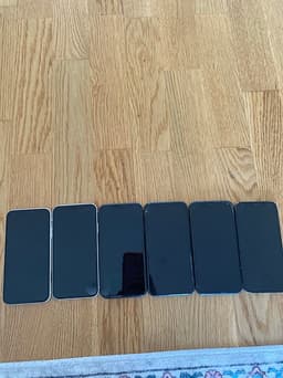 Apple iPhone 11 64 GB vit/svart fungerar ej (användas som reservdelar )