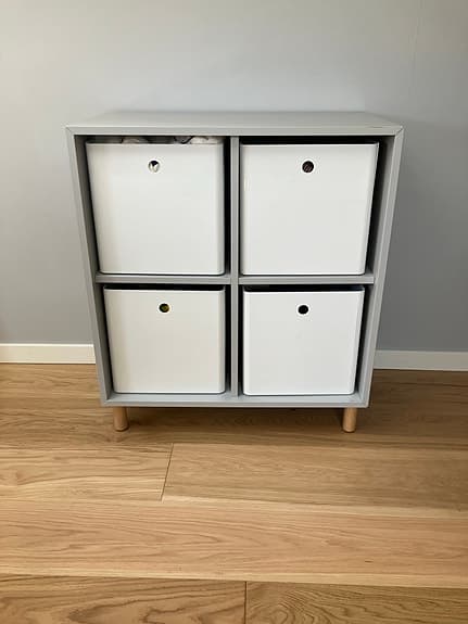 Byrå med 4 plastlådor