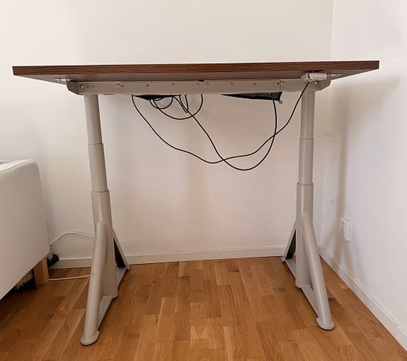 Idåsen höj och sänkbart skrivbord