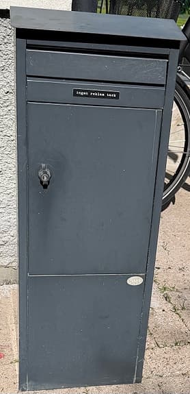 Grå brevlåda