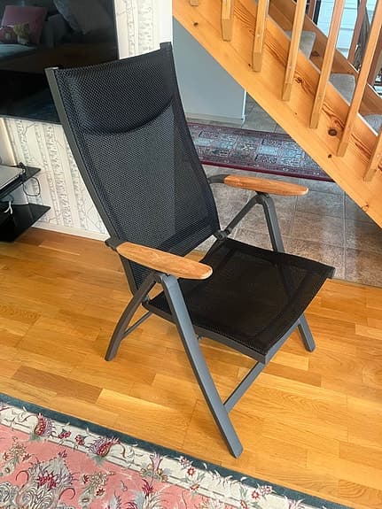 Svart fällbar stol med armstöd i trä