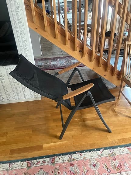 Svart fällbar stol med armstöd i trä