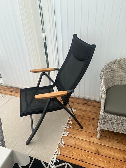 Svart fällbar stol med armstöd i trä