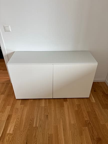 Skåp ur IKEAs flexibla förvaringsserie BESTÅ.