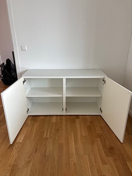 Skåp ur IKEAs flexibla förvaringsserie BESTÅ.