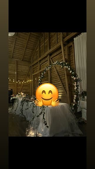 Blomsterbåge med dekor till bröllop/fest