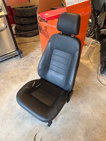 Ligier Svart bilstol med nackstöd