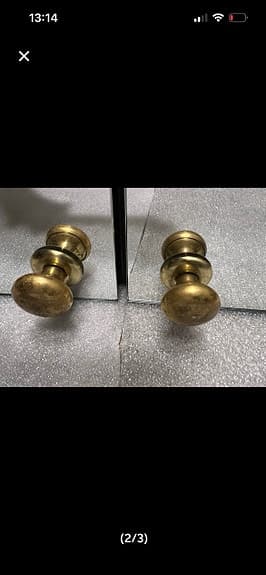 Kungsörs spegelskåp med mässingsknoppar